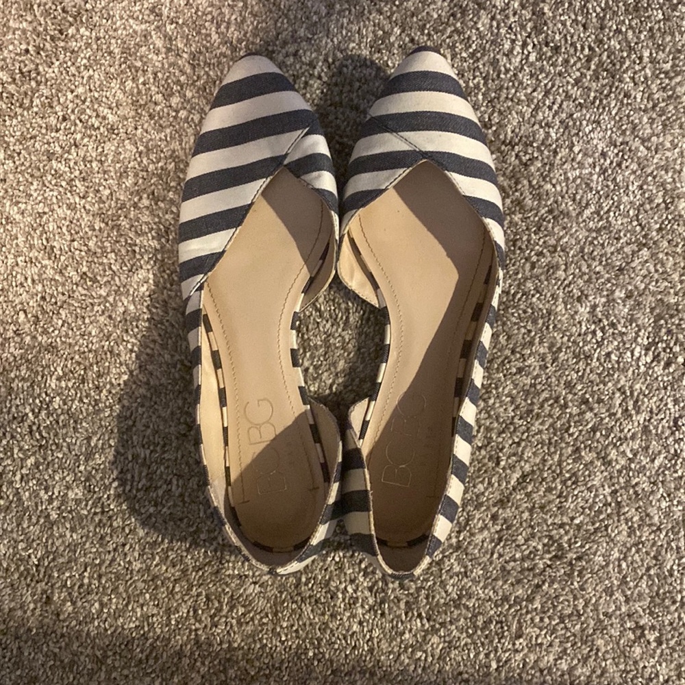 BCBG pointed toe stripe flat